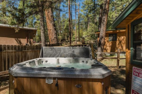 Snuggle Inn: Cozy Studio Cabin in Upper Canyon With a Hot Tub!